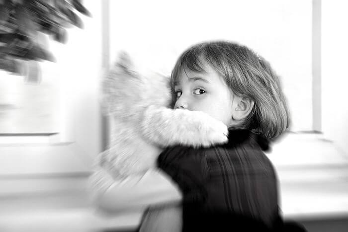 Abandoned little girl holding teddy bear